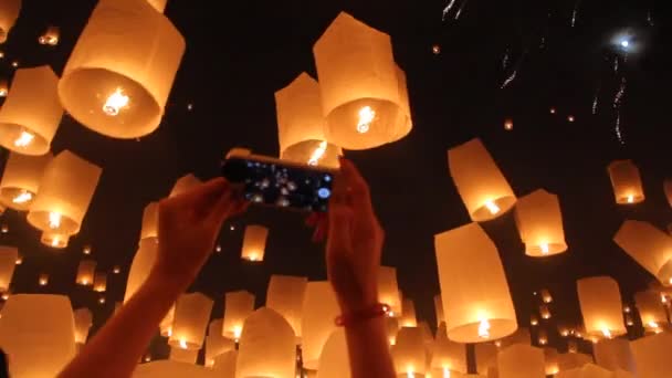 Lanternes asiatiques flottantes à ChiangMai, Thaïlande — Video