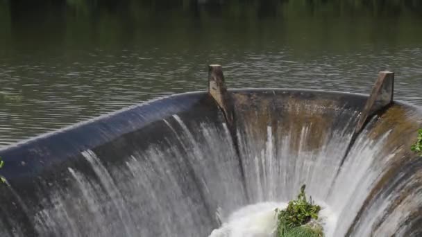 댐의 방수로에서 흐르는 물 — 비디오