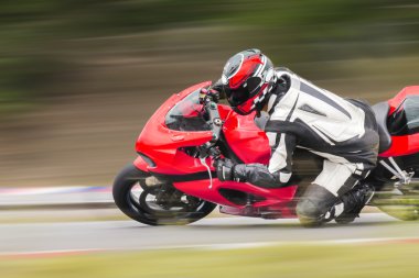yolda hızlı bir köşeye eğilerek yarış bisikleti rider