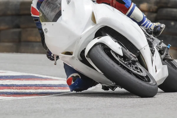 Rennradfahrer lehnt sich auf der Strecke in eine schnelle Kurve — Stockfoto