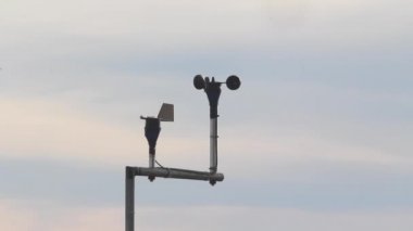 bir meteoroloji istasyonu Rüzgar hızı anemometre ölçer