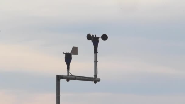 Anemometer maatregelen de windsnelheid op een weerstation — Stockvideo