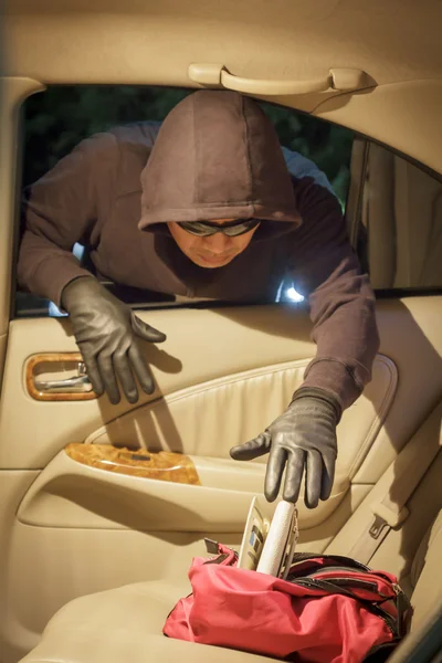 Thief stealing wallet  from car — Stock Photo, Image