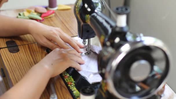 Estilo retro máquina de coser manual de trabajo — Vídeo de stock