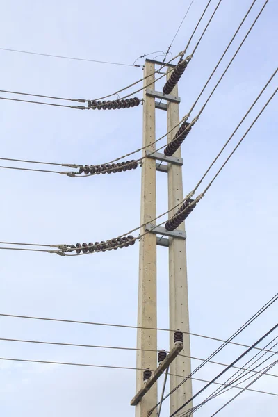 Elektrikli beton çift kutup köşesinde — Stok fotoğraf