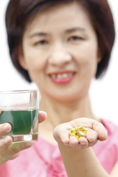 Bebida de clorofila y aceite de hígado de bacalao para la salud de mediana edad —  Fotos de Stock