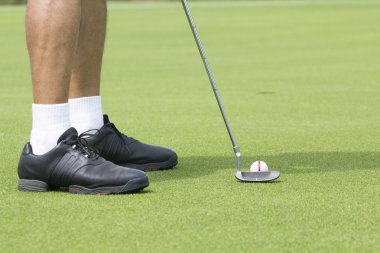 Yeşil koyarak golfçü