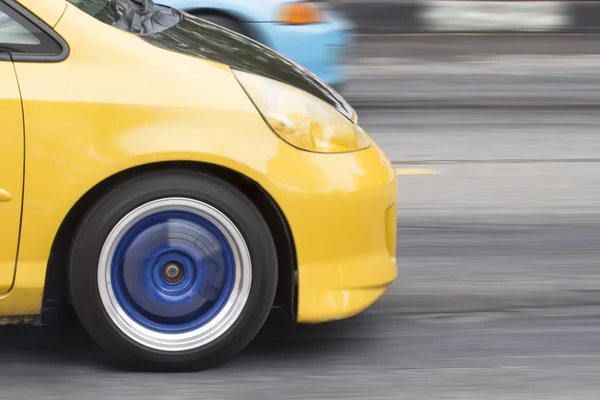 Auto in movimento in strada all'ora di punta — Foto Stock