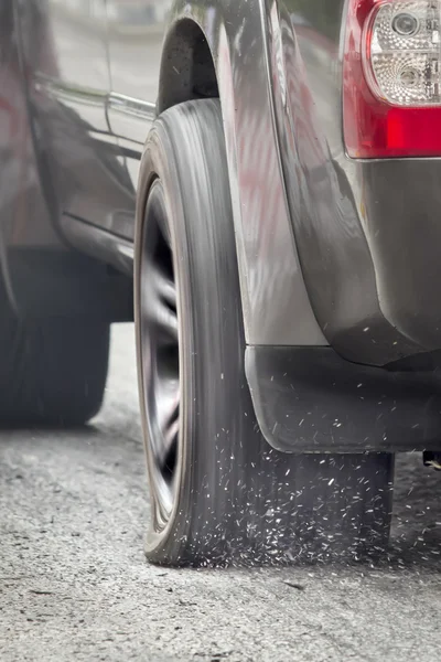 SUV carro executado em pneu furado — Fotografia de Stock