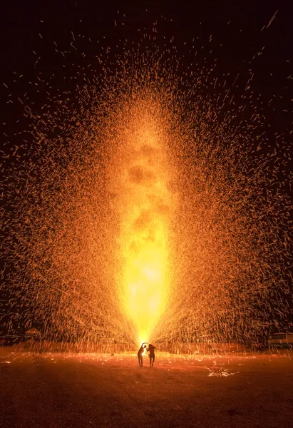 花火の縞の背景の人々 をシルエット — ストック写真