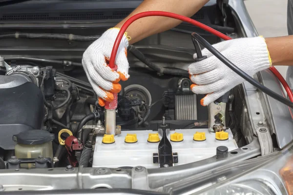 Hand des Automechanikers. Autoreparatur. — Stockfoto