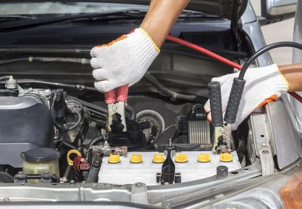 Mécanicien travaillant dans l'atelier de réparation automobile. — Photo