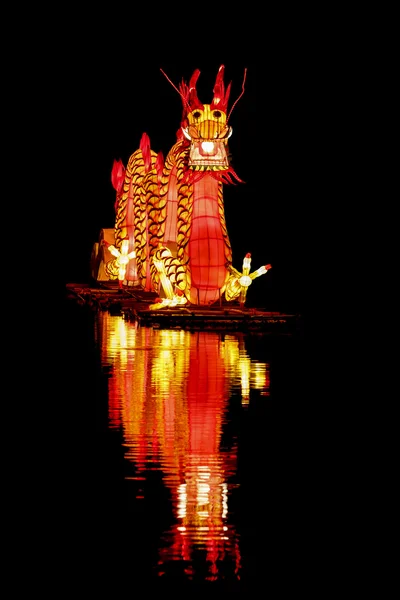 池での中国のドラゴンのランタン. — ストック写真