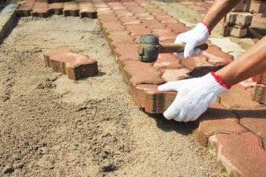 Kırmızı beton blok kaldırım döşeme alt.