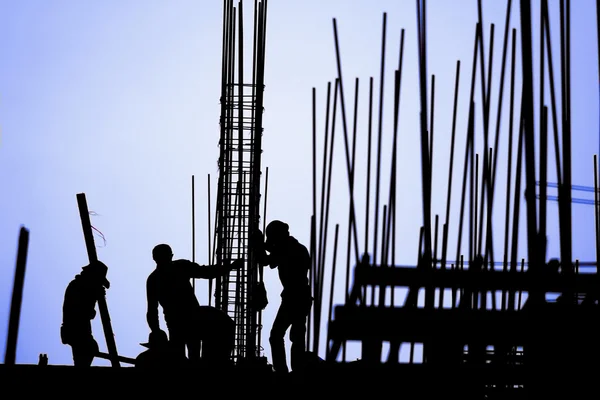 Silhouette del lavoratore edile sul posto di lavoro — Foto Stock