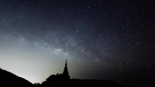 Via Láctea sobe sobre o pagode na montanha Inthanon, Chiang Mai Tailândia — Vídeo de Stock