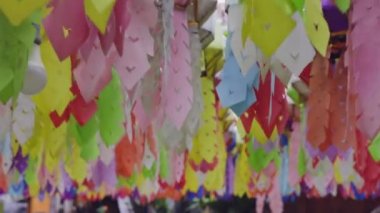 Yee Peng Festivali (Yi Peng) Chiang Mai. Şehir merkezinde dekore edilmiş kağıt fenerler, Chiang Mai, Tayland.