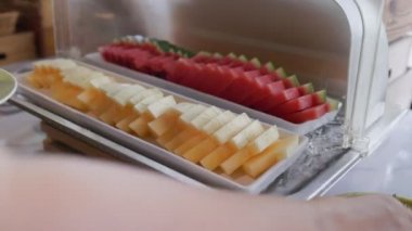 Kafeteryadaki büfeden taze meyve topluyorum.