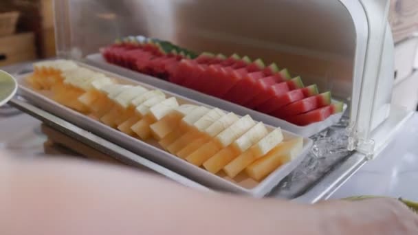 Μαζεύει Φρέσκα Κομμένα Φρούτα Από Μπουφέ Στην Καφετέρια — Αρχείο Βίντεο