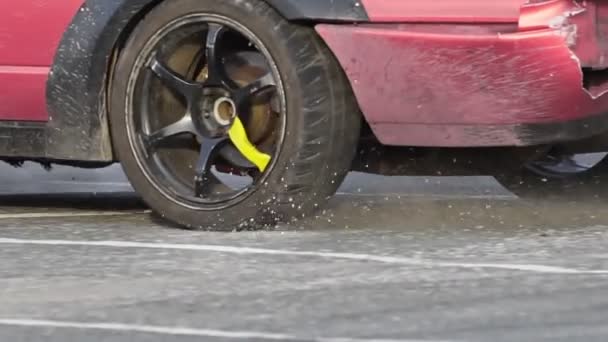汽车紧急刹车和后轮锁紧以避免碰撞 — 图库视频影像