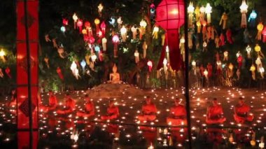 Budist rahip ateş Buda yee-peng Festivali için mumlar.