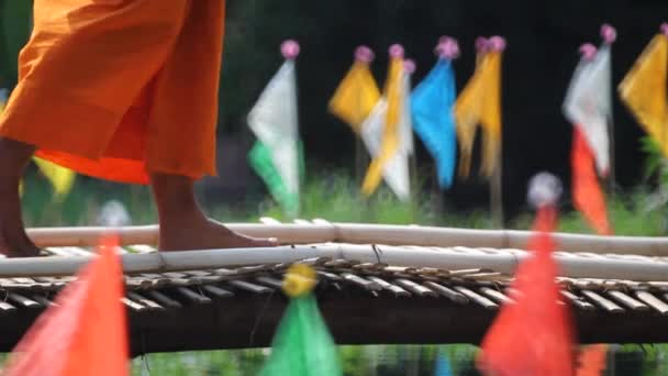 Monje budista caminar en el puente de bambú en el templo, Chiangmai Tailandia — Vídeos de Stock