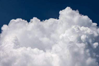 Yağmur mevsiminde kümülüs bulutu