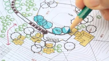 Peyzaj mimarı site analiz planı tasarlıyor