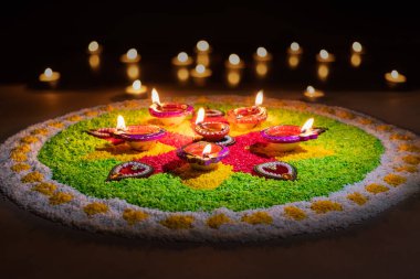 Diwali, Hinduların, Jainlerin, Sikhlerin ve bazı Budistlerin bir ışık festivali.