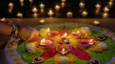 Diwali, Hinduların, Jainlerin, Sikhlerin ve bazı Budistlerin bir ışık festivali.