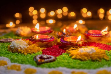 Diwali, Hinduların, Jainlerin, Sikhlerin ve bazı Budistlerin bir ışık festivali.