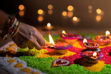 Diwali, Hinduların, Jainlerin, Sikhlerin ve bazı Budistlerin bir ışık festivali.