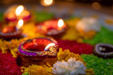 Diwali, Hinduların, Jainlerin, Sikhlerin ve bazı Budistlerin bir ışık festivali.