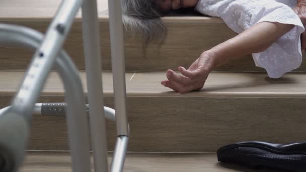 Mulher Idosa Com Andador Caindo Escada — Vídeo de Stock