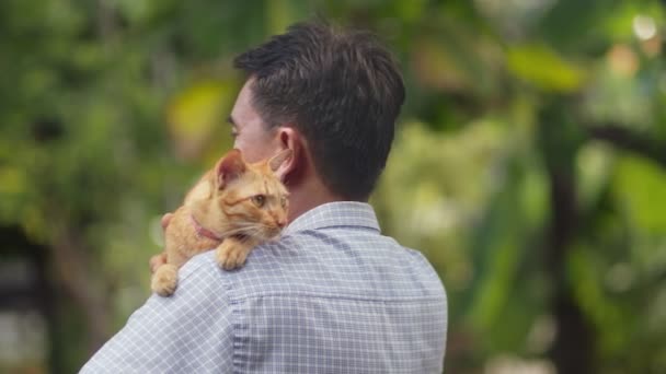 アジアの中年カップルリラックス猫で裏庭 — ストック動画