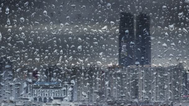 Σταγόνες Της Βροχής Ένα Παράθυρο Παράθυρο Κτίρια Στο Παρασκήνιο — Αρχείο Βίντεο