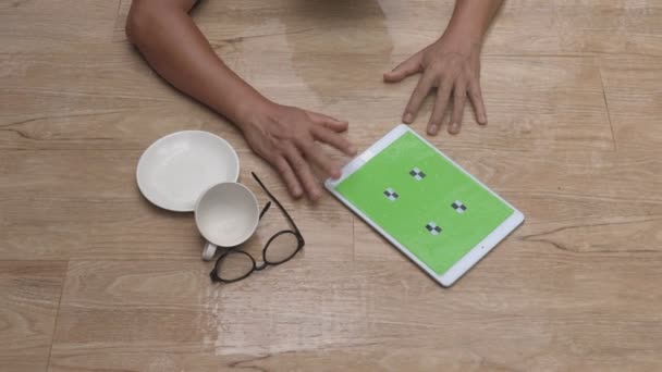 Homem Sênior Segurar Greenscreen Tablet Está Caindo Porque Hipertensão — Vídeo de Stock