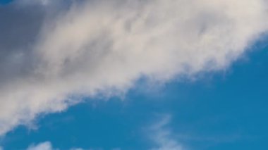 Zaman bulutu aydınlık gökyüzüne doğru ilerliyor