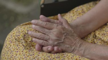 Tekerlekli sandalye üzerinde beklerken yaşlı kadın el