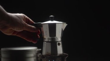 Moka pot fırında kahve kaynıyor..