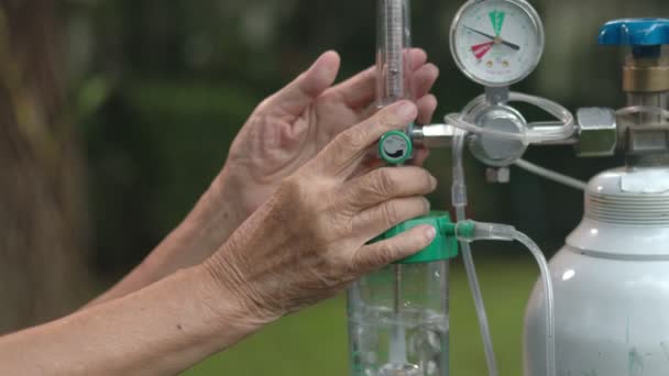 Ältere Frau Hält Durchflussregler Mit Sauerstoffflasche — Stockvideo