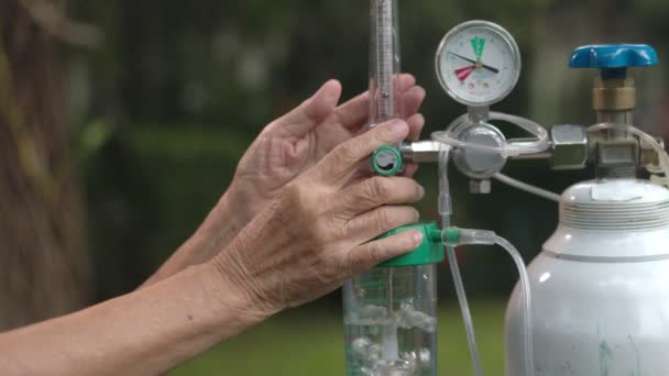 酸素ボンベ付き流量調節器を持つ高齢女性 — ストック動画