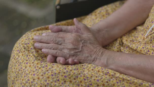 Idosos Mão Mulher Enquanto Espera Cadeira Rodas — Vídeo de Stock