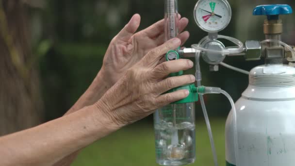 Wanita Tua Memegang Regulator Aliran Dengan Tabung Oksigen — Stok Video