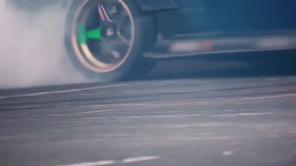 Sürüklenen Yarış Arabasını Kapatın Sürüklenen Oyun Alanında Hızı Artırın — Stok video