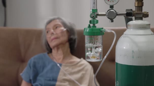 自宅で酸素鼻カヌラを身に着けている高齢女性 — ストック動画