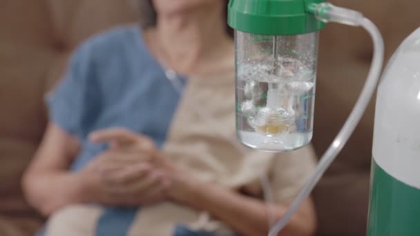 Donna Anziana Che Indossa Ossigeno Cannula Nasale Casa — Video Stock