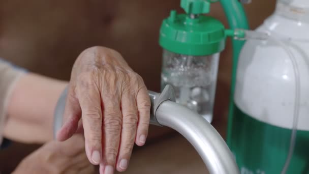 自宅で酸素鼻カヌラを身に着けている高齢女性 — ストック動画