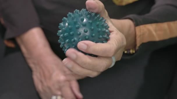 Oudere Vrouw Doet Rubberen Bal Voor Oefenvingers Palm Handspier — Stockvideo