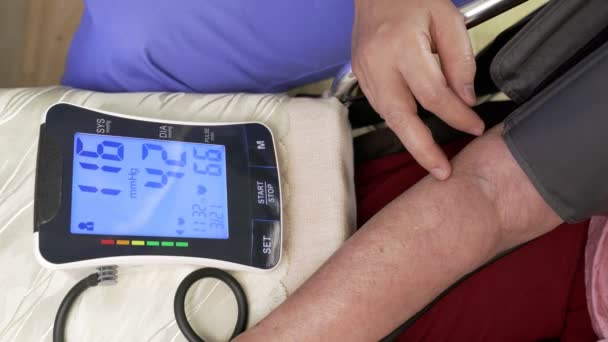 Enfermeira Checando Pressão Alta Hipertensão Mulher Idosa — Vídeo de Stock